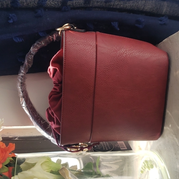 NWT Crossbody With Detachable Strap - Picture 1 of 10